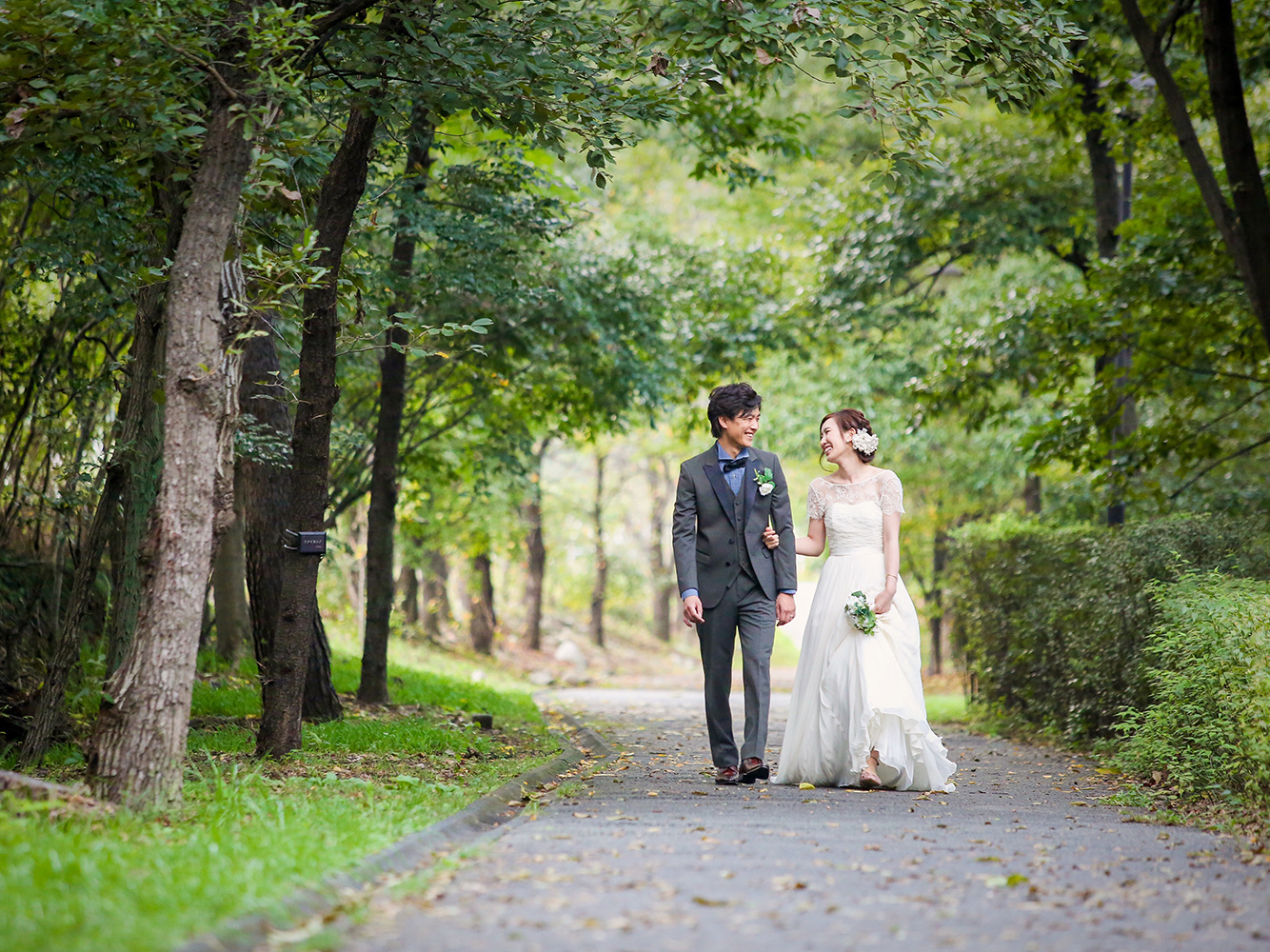 緑の多い公園で結婚式の前撮り